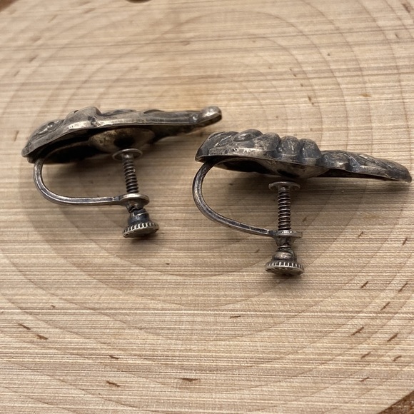 Antique Victorian Sterling Silver Floral Cornucopia Screw Back Earrings - Picture 2 of 4